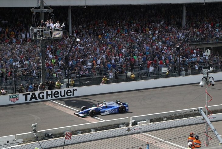 Le Japonais Takuma Sato a résisté aux assauts d'Hélio Castroneves pour remporter sa première victoire à l'Indy 500. La Andretti Autosports conserve sa couronne dans la course la plus importante de la saison d'IndyCar.© IndyCar Series / Tim Holle